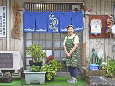 「８０歳まではお店を続けたい」と、店の前に立つ信子さん。「早女川食堂ならでは」のおいしい料理を提供し続ける（石井裕貴撮影）