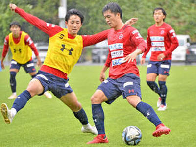 「常に試合に出る準備をしている」と語る江川（右から２人目）＝３日、いわきＦＣフィールド