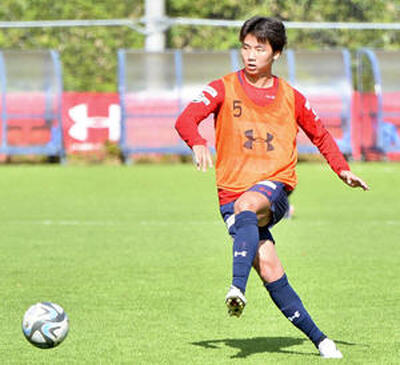 「勝って残留を決めたい」と語る有馬＝２５日、いわきＦＣフィールド