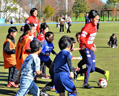 いわきＦＣの選手たちと子どもたちが参加したサッカーのミニゲーム