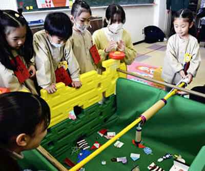 学生が身近な材料で手作りした「ゆうえんち」で遊ぶ園児たち