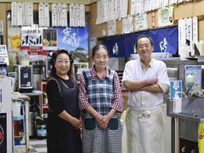 女将の宏子さん（中央）と料理長の東城さん（右）。左は従業員の渡辺栄子さん。おいしい食事と笑顔で来店者を迎える（石井裕貴撮影）