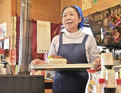 「地域の人たちに支えられて食堂を続けることができている」と話す芳賀さん。１人で店を切り盛りし笑顔で利用客を迎える（吉田義広撮影）