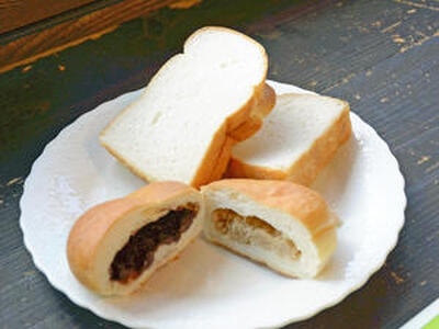 モックモックで販売している米粉の食パン（奥）と白あずき（手前右）、赤小豆のあんぱん