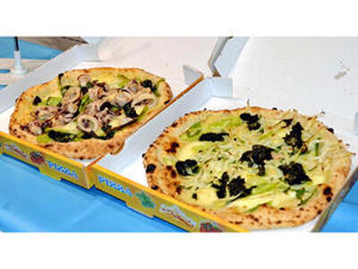 三陸常磐ものを使ったピザ「福島プリマヴェーラ」（右）と「常磐ものカラマーロ」