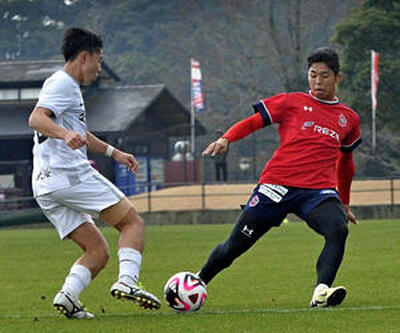 ボール奪取で存在感を示した大西＝鹿児島県立サッカー・ラグビー場