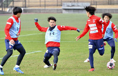 「チームを勝たせるために来た」と語る照山（左から２人目）＝３０日、鹿児島県立サッカー・ラグビー場