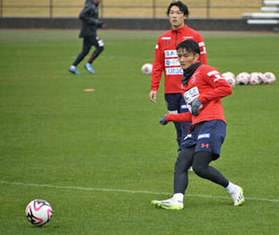 「縦パスを入れるプレーを見せていきたい」と意気込む生駒（手前）＝鹿児島県立サッカー・ラグビー場