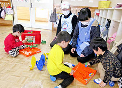 幼稚園で園児と一緒に遊びながら、生活の様子を観察する相談支援員（写真の一部を加工しています）