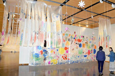 学校などで子どもたちとアーティストが共同制作した作品が並ぶ「おとなりアーティスト２０２３」の会場＝福島市・県立美術館