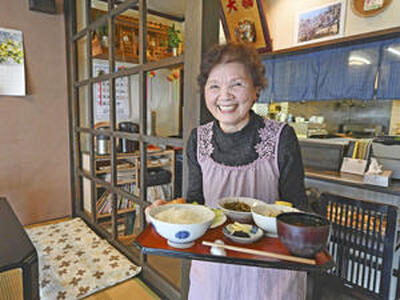 「うちで出しているのは普通の家庭料理」と話すヒナ子さん。優しい味わいの日替わり定食で常連客を引きつけて離さない（石井裕貴撮影）