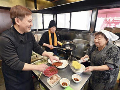 調理場で作業する鈴木光一さん（中央）。妻スミエさん（右）、長男の嘉之さんらと一緒においしい料理を提供する（吉田義広撮影）