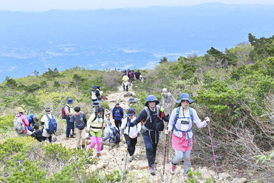 安達太良山は澄み渡る青空と爽やかな空気の下で登山が楽しめる＝２０２４年５月