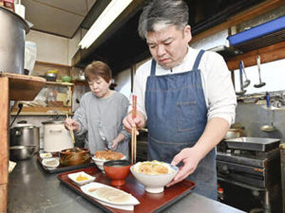 調理場で手際よく料理する店主の永瀬孝弘さん（右）と母世紀子さん（永山能久撮影）