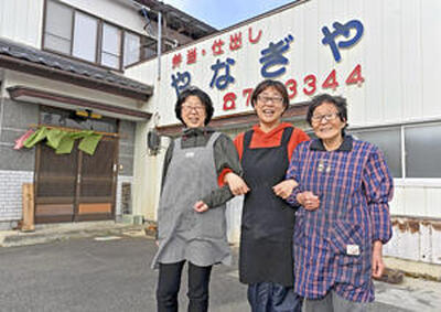 （左から）斎藤和子さん、佐藤恵吹さん、タカさんの親子。安くて豊富なメニューを提供する（吉田義広撮影）