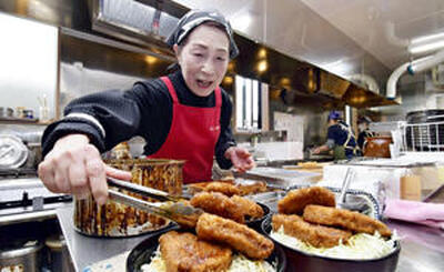 手際よく名物のソースかつ丼を仕上げる恵津子さん。毎日、恵津子さんがたれの味を確認する（石井裕貴撮影）