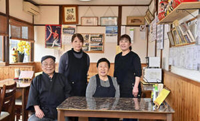 （左から）喜芳さん、光子さん、洋子さん、一子さん。家族４人で愛情たっぷりの料理を提供する（吉田義広撮影）