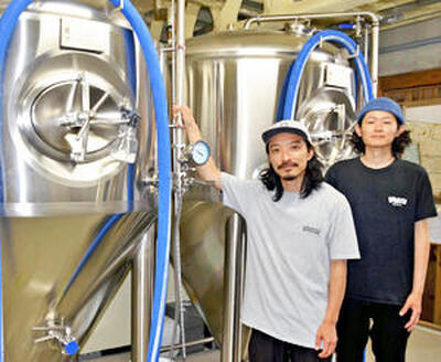 「地元に愛されるビールを造りたい」と話す佐藤さん（左）と安藤さん