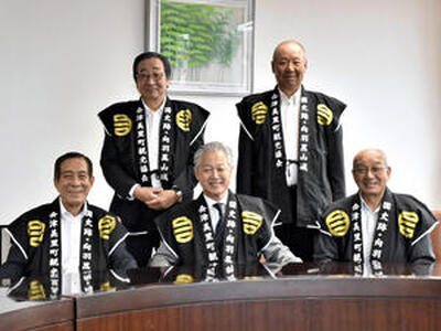 まつりへの来場を呼びかける（前列左から）水野会長、杉山町長、小林副会長（後列左から）遠藤、鈴木の両副会長