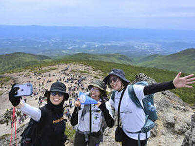 「ほんとの空」が広がる山頂で記念撮影する登山者＝安達太良山