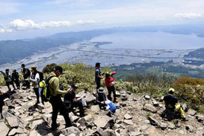 磐梯山からの絶景を楽しむ登山者たち＝２６日午前