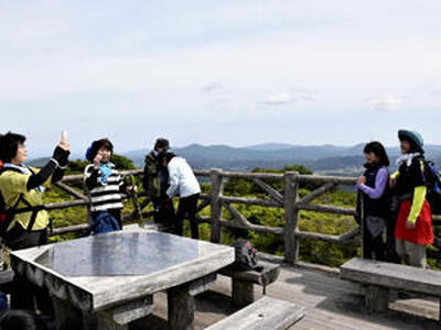 展望台からの景色を楽しむ登山客