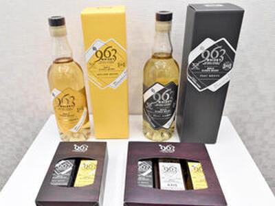 新発売する９６３ウイスキーの「メロウノーツ」（左）、「ピートグローヴ」（右）。手前はミニボトルセット