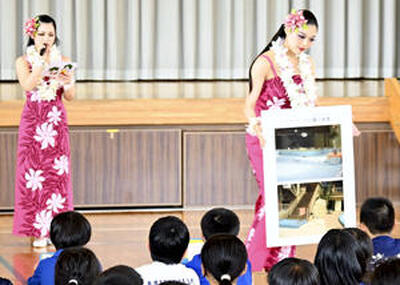 水保小の児童に東日本大震災について伝えるフラガールの箕川葉月さん（左）と新妻愛海さん