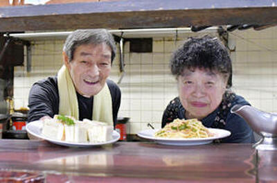 「街の洋食屋さん」として創業当時の味を守り続ける菊地義克さん（左）と妻美佐子さん（石井裕貴撮影）
