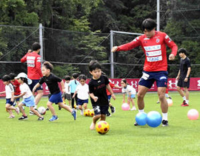 いわきFCの選手と体を動かす子どもたち