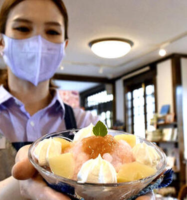 １３日に販売が始まる駅カフェの特別メニュー「桃雪氷」