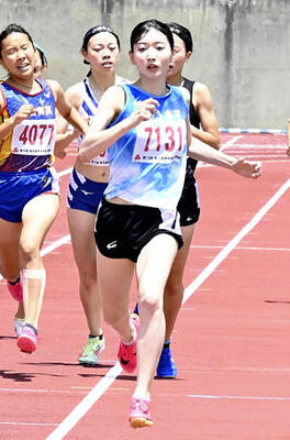【女子８００メートル】２分１２秒０８で優勝した坂部涼々子（いわき秀英３年）＝とうほう・みんなのスタジアム