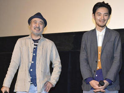 福島市で行われた映画「ジヌよさらば」の舞台あいさつに登壇した松尾スズキ監督（左）と主演の松田龍平さん（福島民友２０１５年３月４日付より）