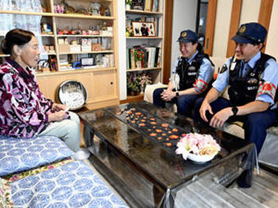  避難先から双葉町に帰還した女性宅を訪れ、会話する高井さん（右）と渕上さん（中央
