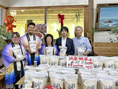 会津産米の試食販売に臨んだ（右から）田牧さん、小林領事、ワペンスキー会長、ゲレロさん親子