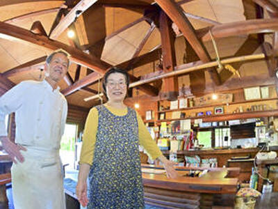 店内に立つ店主の海老名さん（左）と妻陽子さん。会津地鶏のうまみを生かした絶品料理で客の胃袋をつかむ（吉田義広撮影）