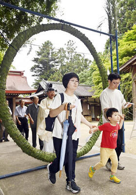 夏越の大祓で茅の輪をくぐる参拝者ら＝３０日午後、伊達市・霊山神社