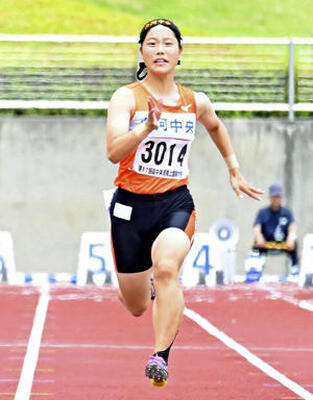 【女子３年１００メートル決勝】１２秒４２で優勝した石川倖羽（白河中央）