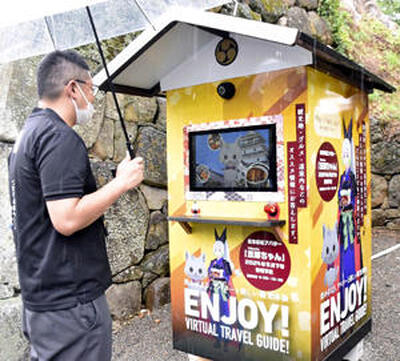 オンラインアバターによる観光案内サービス。鶴ケ城公園では天守閣をあしらった箱形モニターを設置している