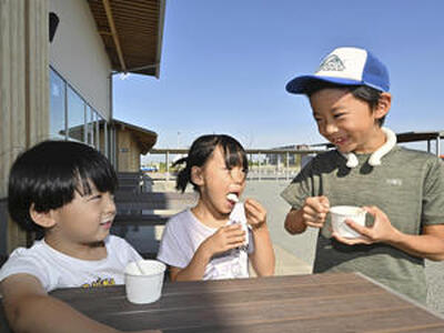 全国６番目に高い３８・８度を記録した中、アイスを食べて暑さをしのぐ子どもたち＝７日午後、浪江町・道の駅なみえ