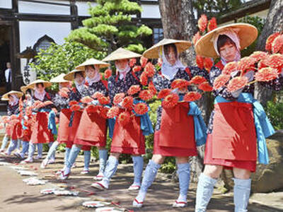 花がさを手に定林寺の境内で奉納された早乙女踊り＝会津坂下町