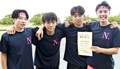 【男子４００メートルリレー】県高校新記録で優勝した日大東北高のメンバー＝とうほう・みんなのスタジアム