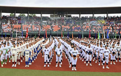 開会式に臨む６８校６２チームの選手たち＝あづま球場