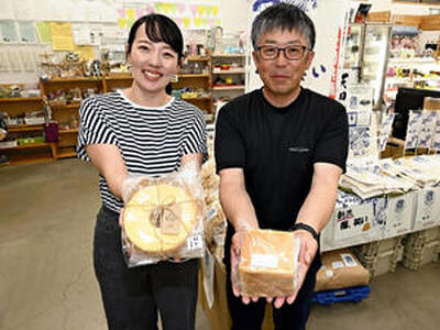 「福、笑い」を使った食パンやシフォンケーキを開発した星野さん（左）と協力した伊藤さん