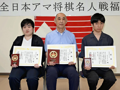 無差別戦で優勝した辺見五段（中央）、準優勝の宇田三段（左）、３位の糸田四段
