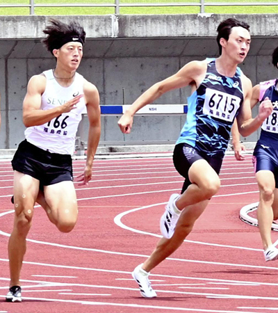 【男子２００メートル】山下潤（ＡＮＡ）（右）と競り合い、２０秒９９で優勝した金森瑛（仙台大）＝とうほう・みんなのスタジアム