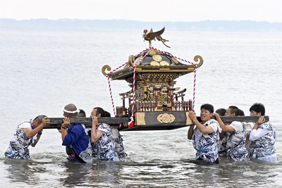 １４年ぶりの合同祭礼で海中渡御を繰り広げた若衆ら＝いわき市・小浜海岸