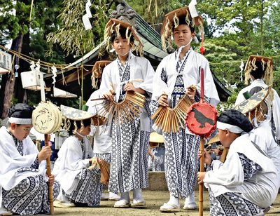 稚児田楽を奉納する子どもたち＝いわき市・御宝殿熊野神社
