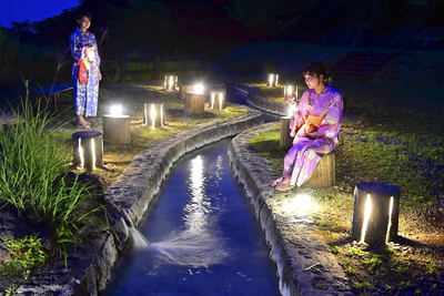 幻想的な光でライトアップされた高湯温泉の公園＝１９日午後、福島市