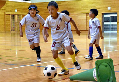 練習に汗を流す桑野サッカースポーツ少年団の子どもたち。高校トップレベルのプレーを通じて県内のレベルアップなど波及効果を期待する声が高まっている
